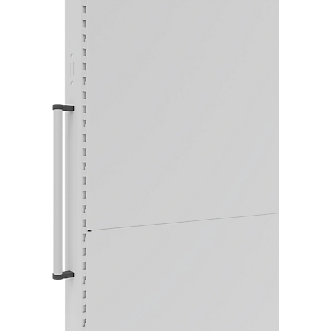 Gros plan d'une porte d'armoire blanche avec une poignée grise.