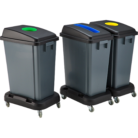 Trois poubelles grises avec des couvercles noirs et des ouvertures colorées. Elles sont sur roulettes et sont conçues pour le tri des déchets.