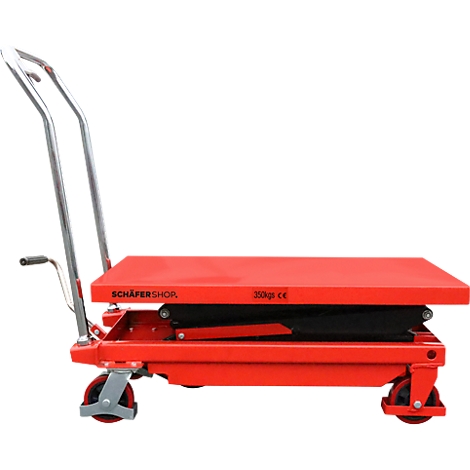 Roter Hubtischwagen von Schäfer Shop mit Scherenmechanik auf vier Rollen vor weißem Hintergrund.