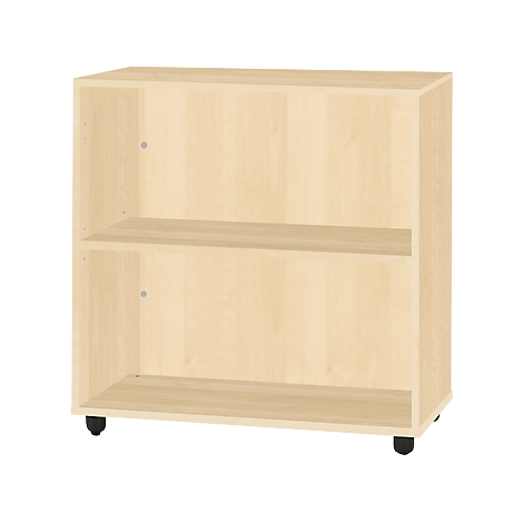 Hellfarbener, rechteckiger Schrank mit zwei Regalböden. Schwarze Rollen an der Unterseite.