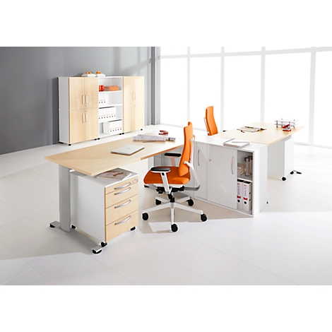 Büro mit großem Schreibtisch, Schubladenschrank, orangefarbenen Stühlen und Stauraum. Helles Ambiente.