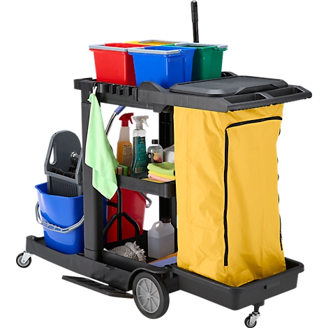 Schwarzer Reinigungswagen mit Eimern, Flaschen, gelber Tasche und Putzzeug. Räder an der Basis.