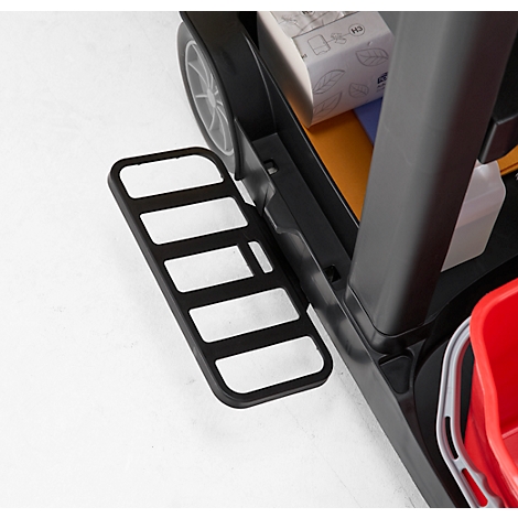 Detailaufnahme einer schwarzen Fußstütze an einem Reinigungswagen, der teilweise sichtbar ist.