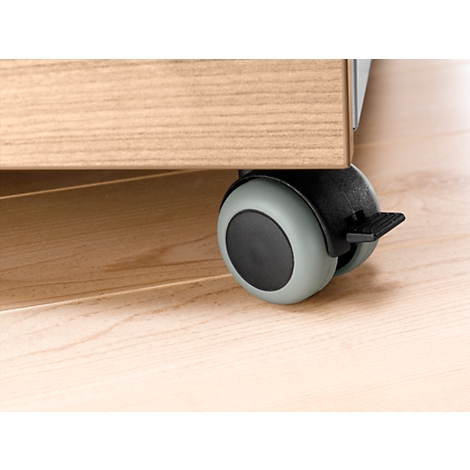 Detailansicht eines Schrankes mit grauer Rolle auf einem Holzfußboden.