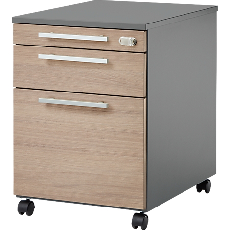 Rollcontainer mit drei Schubladen aus Holz. Oberseite und Seite grau, Schubladen helles Holz, Metallgriffe.