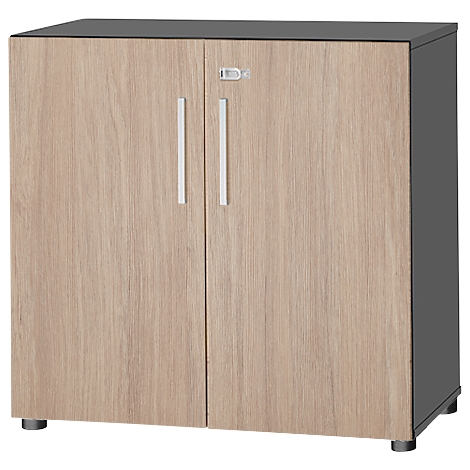 Ein Schrank mit zwei Türen, Holzmaserung, silbernen Griffen und einem kleinen Schloss.