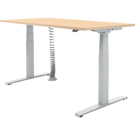 Ein höhenverstellbarer Schreibtisch mit heller Holzplatte und silbernem Metallgestell vor weißem Hintergrund.