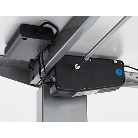 Detailansicht der Unterseite eines höhenverstellbaren Schreibtisches, Motor, Kabel und Steuerung.