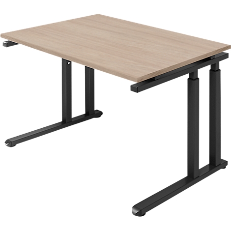 Ein höhenverstellbarer Schreibtisch mit hellbrauner Tischplatte und schwarzen Metallbeinen. Er steht leicht schräg, um die Konstruktion zu zeigen.