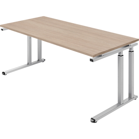 Hellbrauner Schreibtisch mit silbernen Beinen auf weißem Hintergrund.