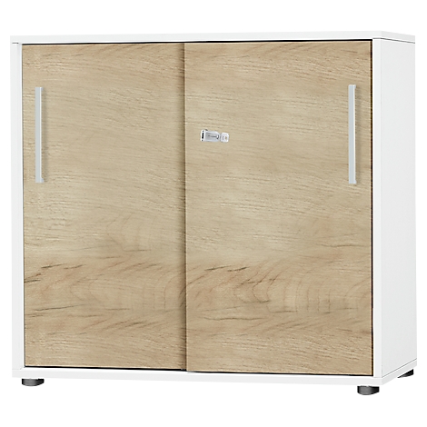 Witte kast met houten voorkant. Twee schuifdeuren met handvatten. Staand op een kleine sokkel.