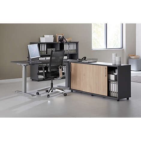 Donker bureau met stoel, kantoormeubilair en raam. Rechts een kast met houtlook.