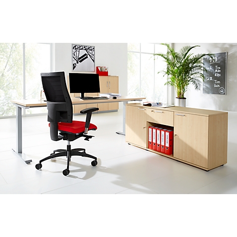 Chaise de bureau avec assise rouge, bureau, buffet et plante dans un bureau lumineux.