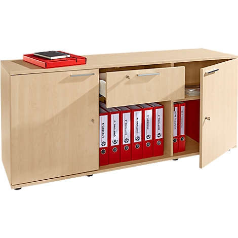 Armoire beige avec portes ouvertes. Classeurs rouges à l'intérieur. Dessus, un plateau rouge et un bloc-notes.