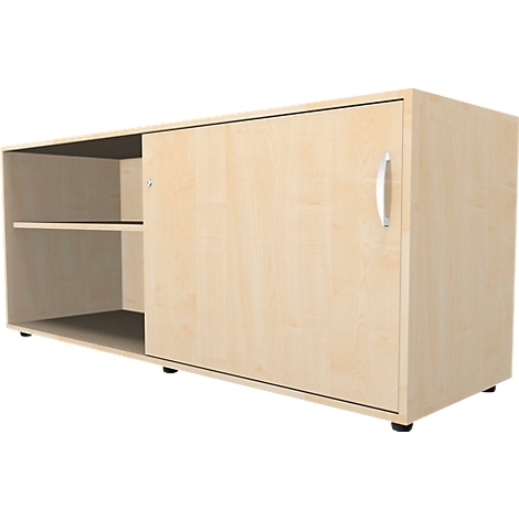 Heller Holz-Schrank mit Schiebetür und offenem Regalabteil auf weißem Hintergrund.