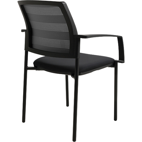 Chaise de bureau noire avec dossier en filet, accoudoirs et quatre pieds.