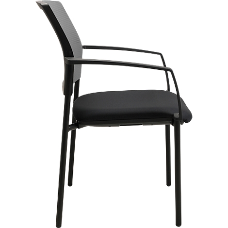 Chaise de bureau noire de profil. Dossier en mesh, assise rembourrée, accoudoirs et cadre en métal.