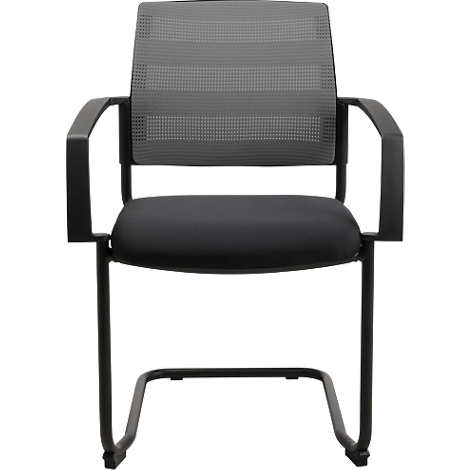 Chaise de visiteur noire avec accoudoirs et dossier en maille. Le cadre est noir et forme une base incurvée.