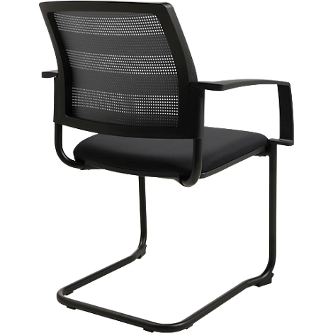 Chaise de bureau noire avec dossier en filet, accoudoirs et piètement luge.