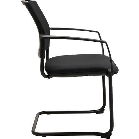 Chaise de bureau cantilever noire. Dossier en mesh, assise rembourrée, accoudoirs intégrés.