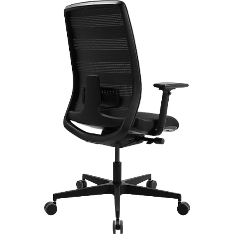 Ein schwarzer Bürostuhl von hinten gesehen. Der Stuhl hat eine Netzrückenlehne, Armlehnen und Rollen.