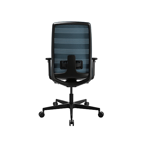 Vue d'une chaise de bureau noire de dos. L'assise est en tissu mesh bleu. Roues au pied.