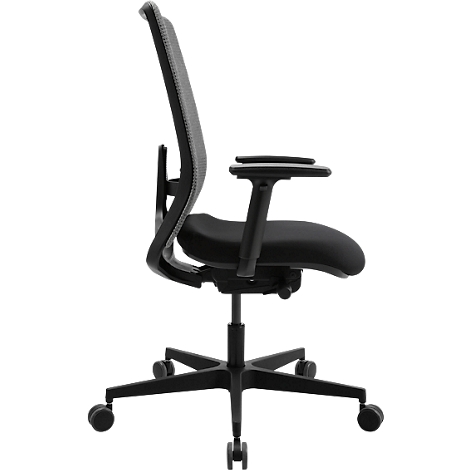 Chaise de bureau noire de profil. Dossier en maille, accoudoirs et base à roulettes.