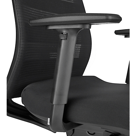 Gros plan sur une chaise de bureau noire. Accoudoir, dossier et assise sont visibles.