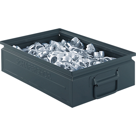 Ein grauer Metallkasten gefüllt mit glänzenden silbernen Verbindungselementen.