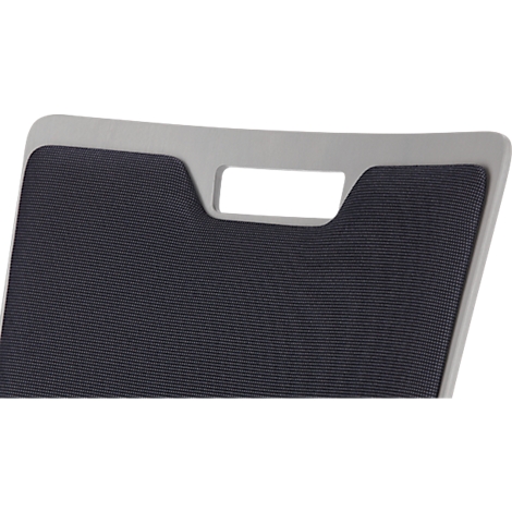 Close-up van een stoelleuning met donkere, geweven bekleding en een rechthoekige handgreep.