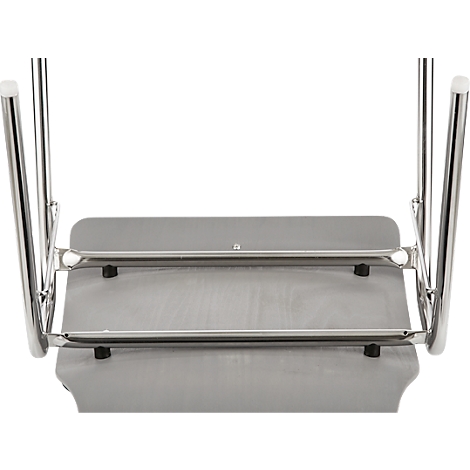Stoel gefotografeerd van onderaf. Grijze zitting, metalen frame, zwarte rubberen voetjes.