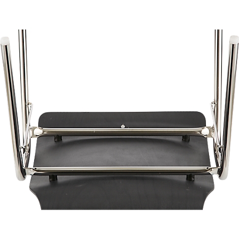 Close-up van een zwart, rechthoekig metalen frame met gebogen, zilverkleurige stutten.