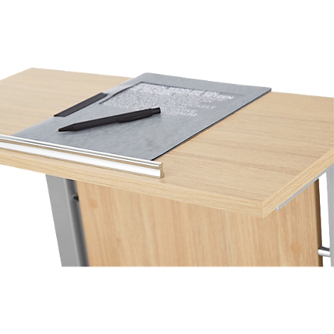 Schreibtisch mit Papier, Stift und Stiftablage. Holzstruktur, Details.