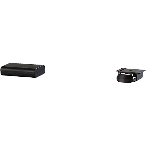 Twee zwarte camera-opzetstukken. Links een rechthoekige batterij, rechts een schoenadapter.