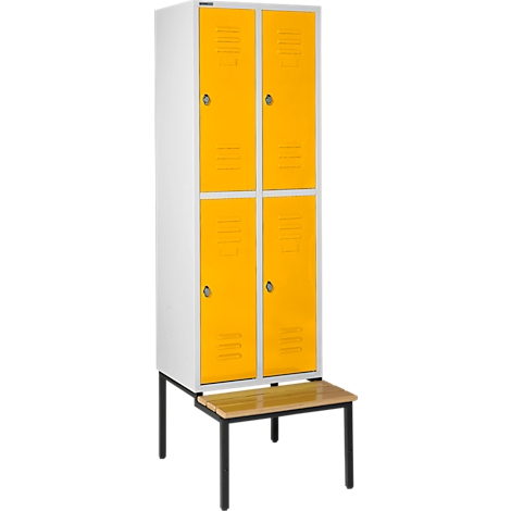 Un armario blanco con cuatro puertas amarillas, montado sobre un banco de madera con un marco negro.
