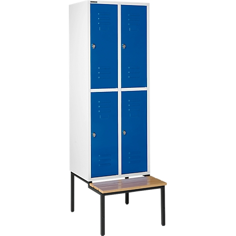 Armario con cuatro puertas azules sobre un marco con asiento.