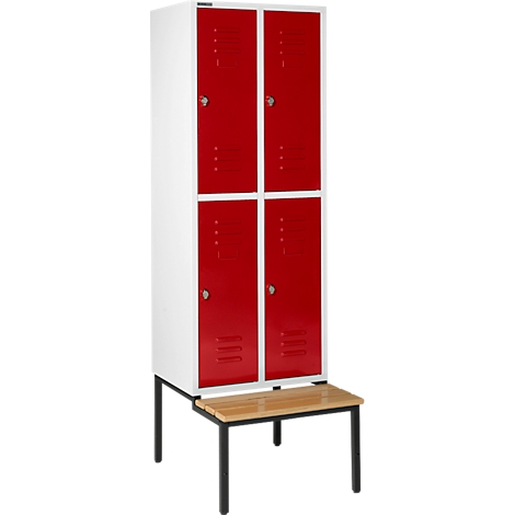 Un casillero blanco con cuatro puertas rojas y un asiento marrón. El casillero está sobre patas negras.