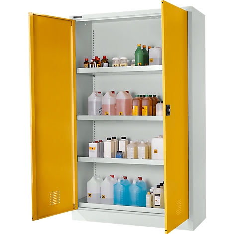 Gelber Chemikalienschrank, geöffnet. Darin verschiedene Flaschen und Behälter mit Flüssigkeiten auf Regalen.