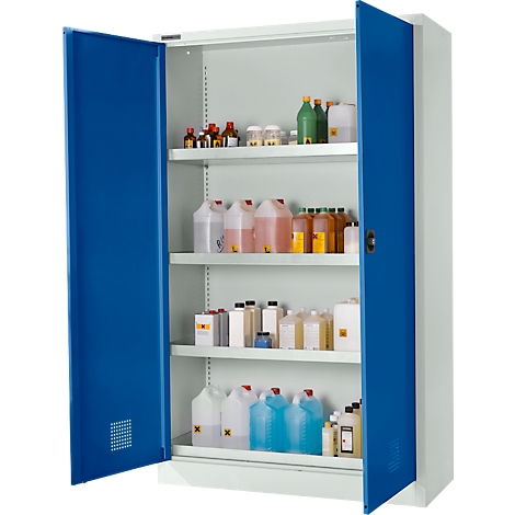Offener Stahlschrank mit blauen Türen, gefüllt mit Chemikalien in Flaschen und Kanistern.
