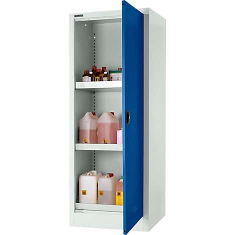 Weißer Schrank, blaue Tür offen. In den Regalen stehen Flaschen und Kanister.