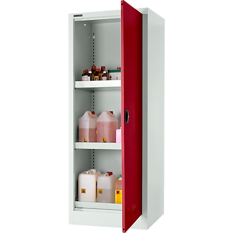 Weißer Schrank mit roter Tür, halb geöffnet, gefüllt mit Flaschen und Kanistern.