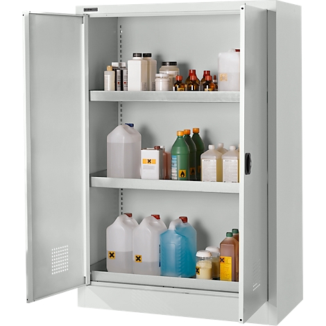 Offener, weißer Stahlschrank mit diversen Chemikalien in Flaschen und Kanistern auf Einlegeböden.