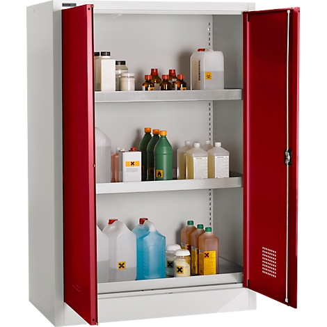 Offener, roter Schrank mit Chemikalienflaschen und Warnhinweisen. Regale sind voll mit Behältern verschiedener Farben und Formen.