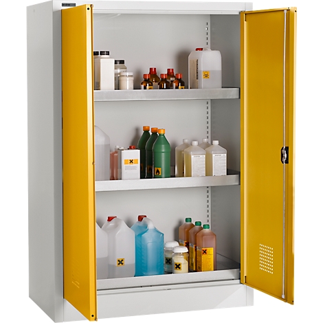 Offener, gelb-weißer Chemikalienschrank, gefüllt mit Flaschen und Behältern. Gefahrensymbole auf den Etiketten.