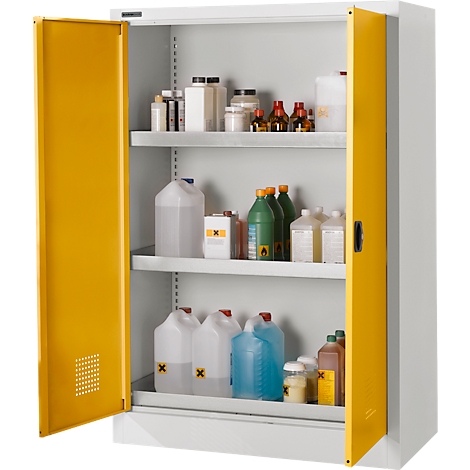 Gelb-weißes Schrank mit geöffneten Türen. Im Inneren sind Chemikalien in Flaschen und Behältern sichtbar.