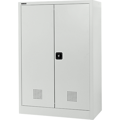 Grauer Stahlschrank mit zwei Türen, schwarzem Griff und Lüftungslöchern. Auf der Oberseite ist ein Schriftzug.