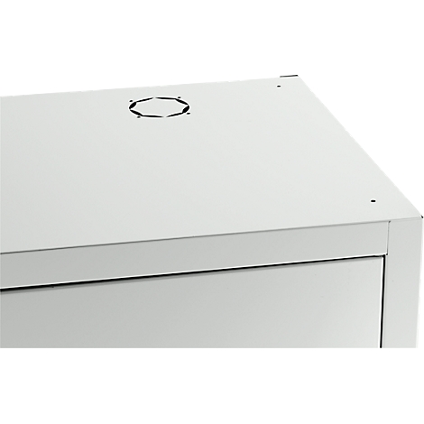 Weißes, rechteckiges Gehäuse mit einer Lüftungsöffnung auf der Oberseite. Die Kanten sind scharf und sauber.