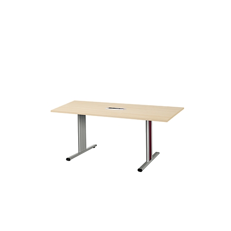 Lichte bureautafel op witte achtergrond. Rechthoekig tafelblad met uitsparing, metalen poten.