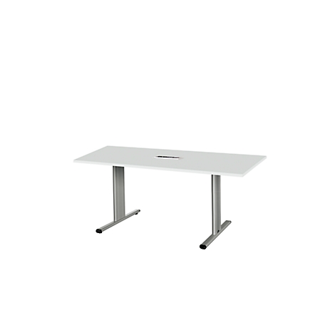 Witte, rechthoekige tafel met metalen poten, met een uitsparing voor kabels in het midden.
