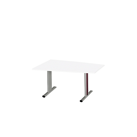 Witte tafel met rechthoekig tafelblad. De tafelpoten zijn grijs, een heeft een rode kolom.